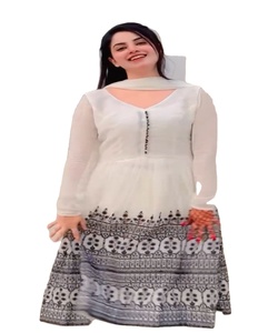 Costumes formels pakistanais vêtements avec conception de vêtement brodé parfait pour les femmes qui préfèrent une tenue de fête modeste élégante et moderne - Product Image 1