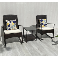 Ensemble de chaises à bascule modernes en rotin et acier, avec coussins en polyester et table en verre trempé, pour mobilier de jardin, directement de l'usine au Vietnam