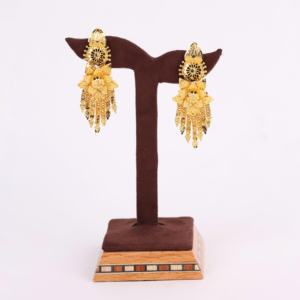 Oro Joyeria Bijoux de mode de luxe Boucles d'oreilles pendantes florales plaquées or pour femmes en laiton tendance pour mariage - Product Image 1