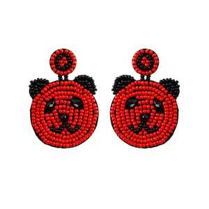 Pendientes Redondos Populares en Blanco y Negro, Pendientes Bordados Elegantes Hechos a Mano, Joyería Artesanal Única de Diseño Creativo - Product Image 3