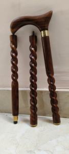 Bastón de madera duradero de 3 pliegues con eje marrón y Punta de ladrón para actividades al aire libre como senderismo, camping, escalada - Product Image 2