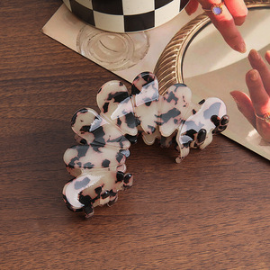 Bulk Exporter Selling Top Quality New Style and Daily Use Casual Women Wear Hair Styling <b>Clip</b> Cute Hair <b>Clip</b> Butterflies - Product Image 3