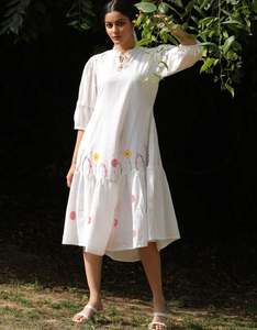 Última venta al por mayor de alta calidad de verano bohemio blanco bordado trabajo Resort estilo cuello redondo mujeres señora elegante vestido Ucraniano - Product Image 1