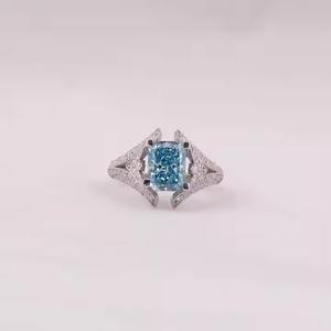 Anillo de Compromiso de Oro Sólido de 14 Quilates con Diamante Cultivado en Laboratorio, Corte Radiante Azul, Personalizado, Certificado por IGI, Unisex - Product Image 4