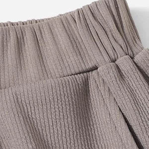 Pantalones cortos ligeros hechos con el mejor material para mujer, diseña tu propio logotipo, pantalones cortos teñidos lisos para mujer - Product Image 3