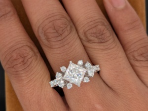 Bague de fiançailles Lurba Jewels 1,95 ct en diamant de laboratoire taille princesse, certifiée IGI, style classique vintage, pour femme, en or massif 14 carats - Product Image 3