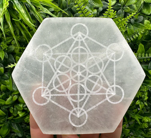 Plaque de chargement en sélénite naturelle avec plaques gravées Triple déesse pour la guérison Reiki Plaque de chargement en sélénite en vente en gros à vendre - Product Image 3