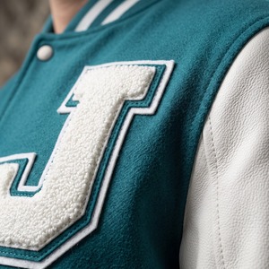 Chaqueta Varsity Vintage con Hombros Caídos, Color Verde Azulado y Blanco, Parche de Corona de Chenilla, Manga de Cuero, Personalizada con Letras - Product Image 4