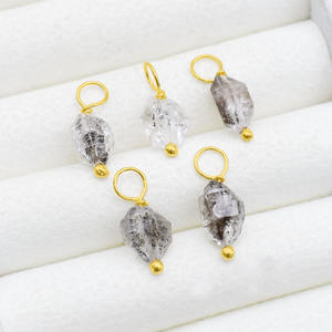 Colgante de Herkimer Wire Crudo Envuelto en Oro, Gema Chapada en Oro, Pequeño Amuleto, Joyería Hecha a Mano, Regalo para Ella - Product Image 1