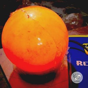 Lampe de sel rose de l'Himalaya sculptée à la main de qualité supérieure en forme de bol sphérique pour une décoration de maison élégante et écologique et une ambiance de bien-être - Product Image 3