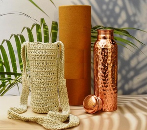 Conception de gravure Bouteille d'eau en cuivre Sac en laine écologique Taille standard disponible pour la vente de cadeaux en fonction de demi-saree - Product Image 2