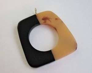 Boucles d'oreilles en corne naturelle artisanale avec accents en résine Belles nuances Pantone Style ange élégant pour tenues et cadeaux - Product Image 2