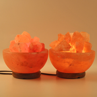 Lampe de bol de feu de sel de roche rose en cristal de l'Himalaya avec motif de fleurs sculptées 100% décor naturel comprenant des morceaux de sel