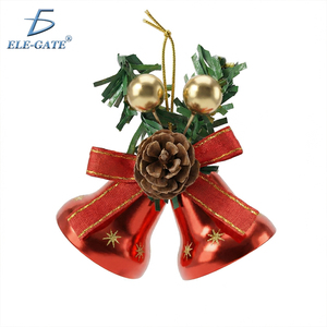 Lussuosa Decorazione Natalizia a Forma di Albero con Due Campanelle Rosse, Fogliame d'Aglio e Nastro Dorato, Eco-Friendly per Esterni - Product Image 5