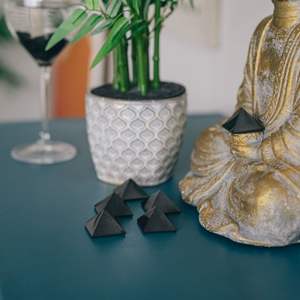 Pirámide de shungita pulida de 1.2 pulgadas (30 mm) - Product Image 3