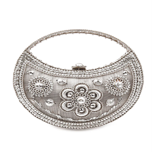 Embrague de metal dorado vintage, textura martillada con un frente en forma de V atrevido. Disponible a precio mayorista. - Product Image 3