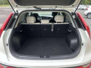 Blanc 2024 K i a N i r o EX Touring FWD utilisé avec les sièges en cuir Démarrage à distance Bluetooth Android Auto Sièges chauffants à toit ouvrant - Product Image 3