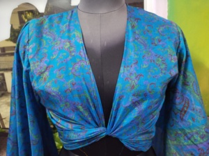 Elegante Top corto de seda modesto con cuello en V profundo, mangas largas de campana y corbata frontal envolvente, estilo informal, cómodo para el día o la noche - Product Image 5