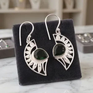 Niharika Gems Boucles d'oreilles pendantes bohèmes en argent sterling 925 pour femme, design géométrique, tourmaline verte sertie en clos, faites à la main - Product Image 1