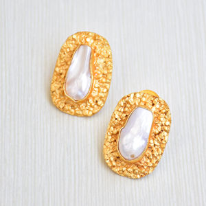 Boucles d'oreilles en laiton de qualité supérieure, plaquées or, avec pierres organiques, finition laiton satiné, style avant-gardiste, vente en gros - Product Image 1