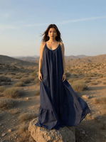 Robe longue d'été ample et confortable en coton naturel écologique, bleu marine uni, dos nu, bretelles ajustables, ourlet à volants, poches