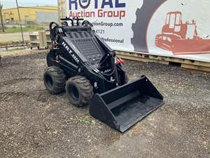 Minicargadora Compacta Usada KRT Equipment S 650, 500 Libras, 25 HP, Kawasaki PLC para Bomba - Product Image 3