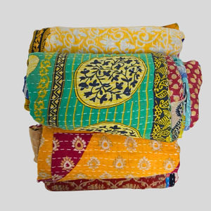 Rich Cultural Kantha Quilt Reversible Sari Manta con Heirloom Appeal Algodón orgánico y proceso de producción ética - Product Image 3