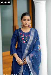 Dernières femmes portent du coton doux avec une belle broderie Kurtis de travail avec pantalon et filet doux avec impression numérique Dupatta pour les femmes - Product Image 3