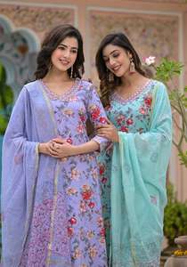Kurti en coton élégant et confortable pour les femmes à forte demande vêtements de fête broderie travail indien pakistanais vêtements prix de gros - Product Image 4