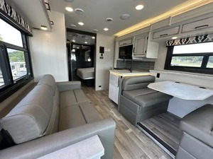 Autocaravana E-N-T-E-G-R-A RV C-O-A-C-H VISION 27A modelo 2022, USADA EN BUEN ESTADO, lista para la venta. - Product Image 4