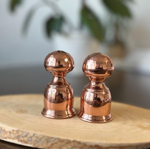 Juego de sal y pimienta de latón de primera calidad con superficie lisa y aspecto tradicional, ideal para regalos y decoración del hogar de inspiración vintage - Product Image 2