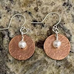 Boucles d'oreilles en cuivre faites à la main pour femmes bijoux Boho légers avec finition rustique boucles d'oreilles pendantes en métal naturel pour un usage quotidien - Product Image 5