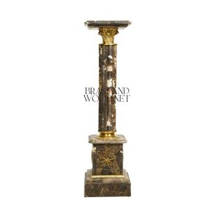 Pedestal de Mármol Marrón Emperador Oscuro de Lujo con Detalles Ornamentales de Latón Dorado - Product Image 3