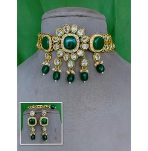 Conjunto de Gargantilla y Aretes de Diseño Premium con Piedras Kundan Chapadas en Oro para Bodas, Colección para Mujer - Product Image 1