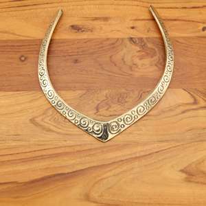 Gargantilla en forma de V con diseño de flores, joyería minimalista bohemia de latón dorado para mujer, Idea de regalo de aniversario - Product Image 1