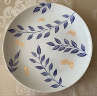 Service d'assiettes en céramique peintes à la main à motifs floraux, finition émaillée aux couleurs pastel douces, artisanat durable, idéal pour les tables à manger élégantes