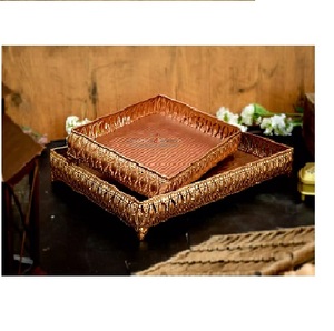 Bandeja de metal ecológica de calidad superior Centro de mesa festivo de color esmaltado elegante para estilo interior contemporáneo - Product Image 1