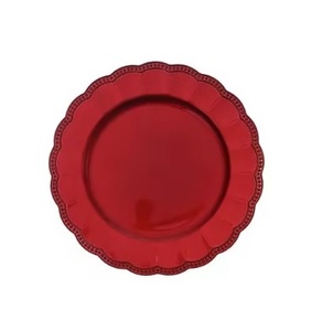 Assiette de chargeur moderne en métal fini rouge, restaurant de qualité exclusive unique, servant des assiettes durables impressionnantes en vente - Product Image 1