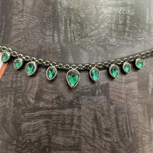Elegante Diadema de Cuero Curvada para Caballo con Cristales Verdes y Flecos de Diamantes de Imitación en Forma de Lágrima para Uso Ecuestre - Product Image 3