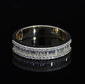 แหวนเพชรแท้ชุบทองคำขาว 14K ทรงบาแกตต์ ประดับเพชรบริลเลียนท์รอบวง 3 แถว แบบฝังเพชรแบบ Channel Pave สไตล์คลาสสิก - Product Image 3