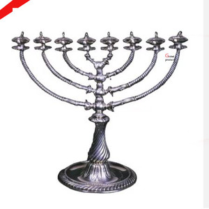 Meilleur vendeur : Menorah à 9 branches en acier inoxydable finition dorée - Product Image 3
