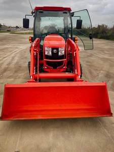 Tracteur agricole Kubota L3560 à roues motrices 4x4, transmission par engrenages, 60 CV, rouge, avec benne avant multifonctionnelle - Product Image 4