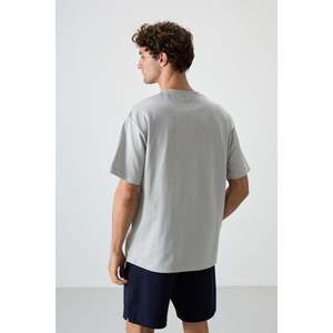 เสื้อยืดคอตตอนสีหินทรงโอเวอร์ไซส์สำหรับผู้ชาย Air Jones พื้นผิวหนา มีลวดลายพิมพ์ สไตล์ลำลองแนวสตรีทแวร์ - Product Image 5