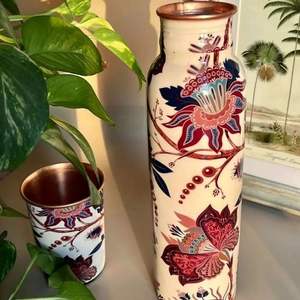 Bouteille en cuivre réutilisable avec des motifs en émail floral vibrant et un couvercle anti-déversement conçu pour voyager à la maison ou au travail - Product Image 3