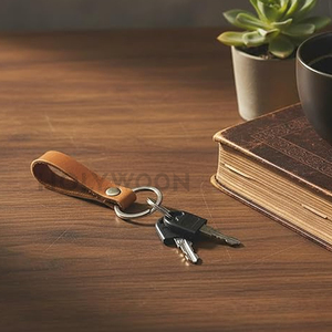 Accesorio de llavero de cuero de primera calidad diseñado para organizar las llaves del hogar, la oficina y del vehículo con un estilo y durabilidad atemporales. - Product Image 4