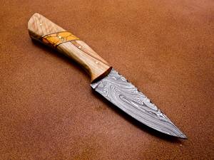 Cuchillo de acero damasco personalizable OEM con mango de madera de Fresno y piedra patrón trenzado Funda de cuero al por mayor - Product Image 2