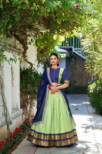 Ropa étnica de buena calidad Zari Chex con Zari Weaving Work Lehenga Choli Fabricante de India al precio más bajo - Product Image 3