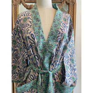 เสื้อคลุมอาบน้ำลายดอกบัว KIMONO ผ้าทอเนื้อนุ่ม ฟรีไซส์ เอวยางยืด ปิดด้วยกระดุมและเชือกผูก เหมาะสำหรับใส่ในฤดูใบไม้ผลิ ชุดอยู่บ้าน - Product Image 5