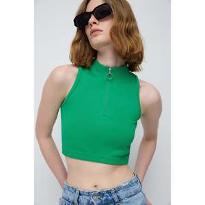 Blusa Corta Informal sin Mangas con Cuello Redondo y Logotipo Frontal - Product Image 2