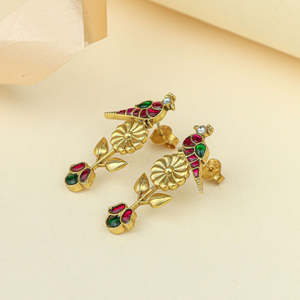 Pendientes Anokhi Peacock Bagh en tono dorado con engaste de bisel moderno y perla, diseño geométrico de animal, hechos de aleación de zinc - Product Image 2